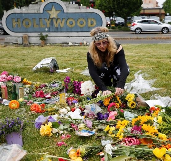 تصاویر | اهدای گل برای یادبود آمریکایی مسیحی که به دفاع از زن مسلمان کشته شد